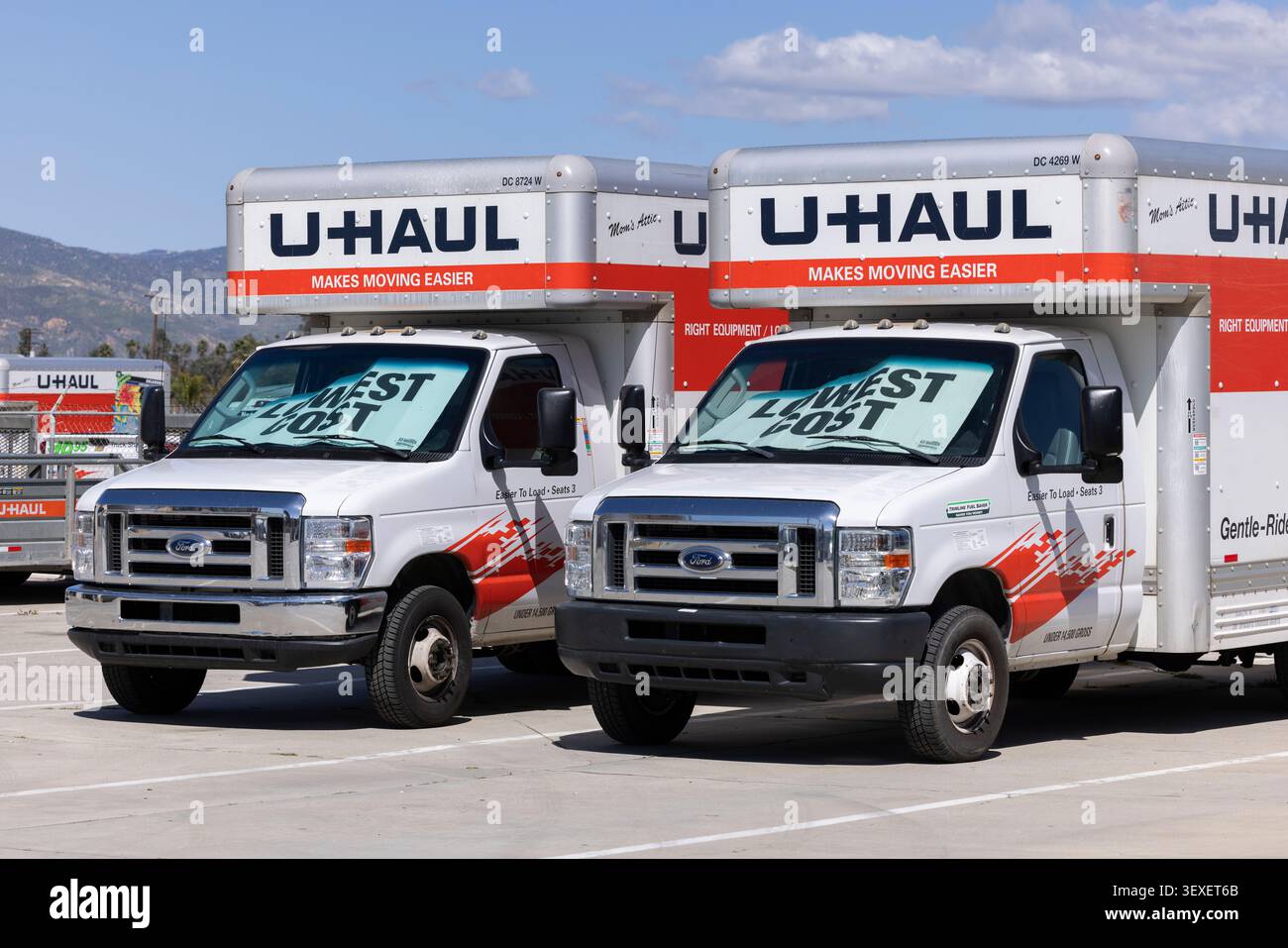 Hemet, Californie, États-Unis - 6 avril 2024 : les camions de déménagement affichent les teintes les plus économiques sur un terrain U-Haul. Banque D'Images