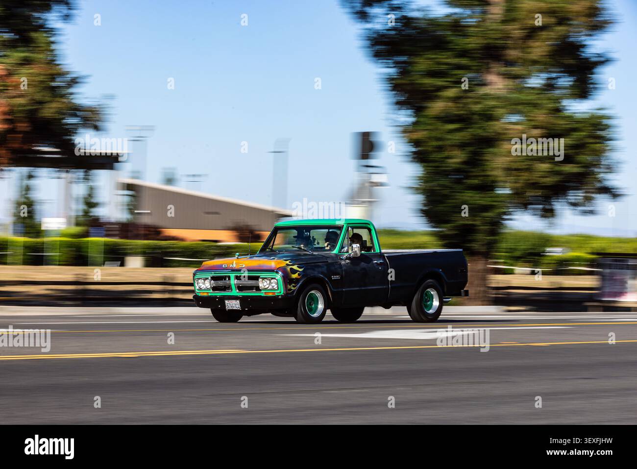 Une camionnette GMC 1967 à 1970 se rendant à un salon automobile à Modesto Califonria, États-Unis Banque D'Images