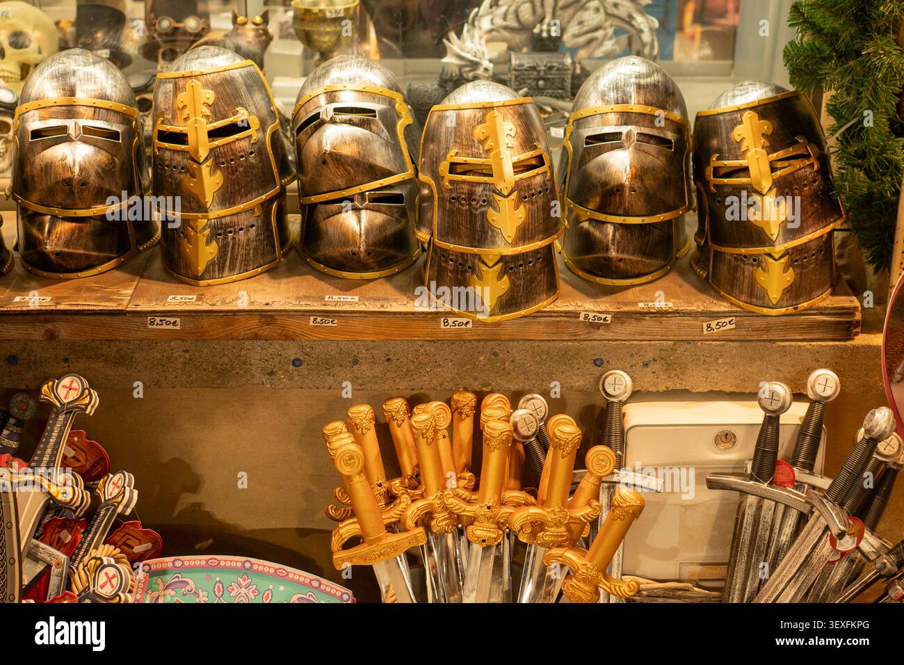 Casques de chevalier médiévaux à vendre, Carcassonne Banque D'Images