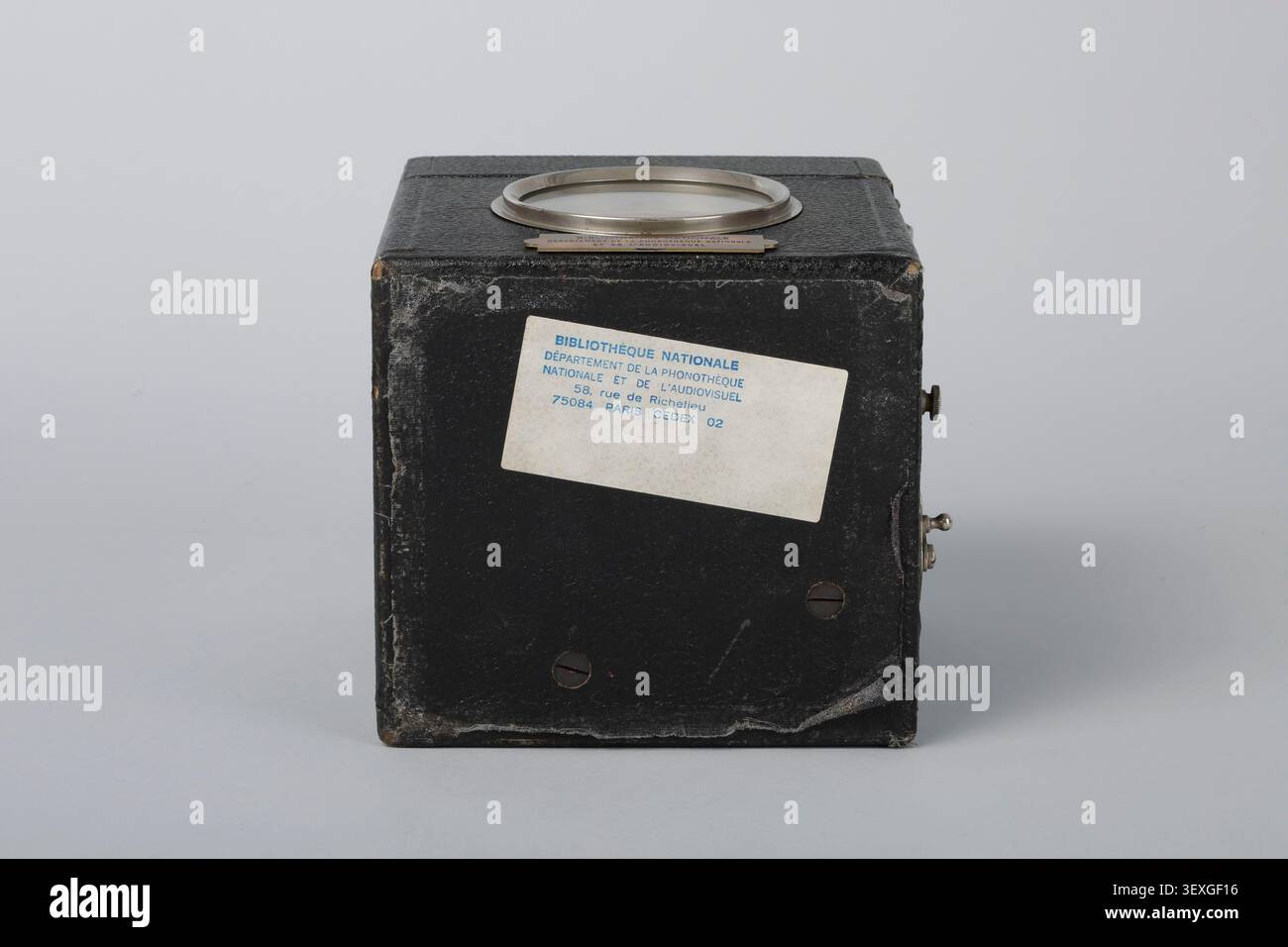 Un phonographe, en particulier un phonographe Peter Pan Clock, fabriqué par la Peter Pan Gramophone Company Limited, un appareil jouant le son de disques, dans la collection Charles Cros. Banque D'Images