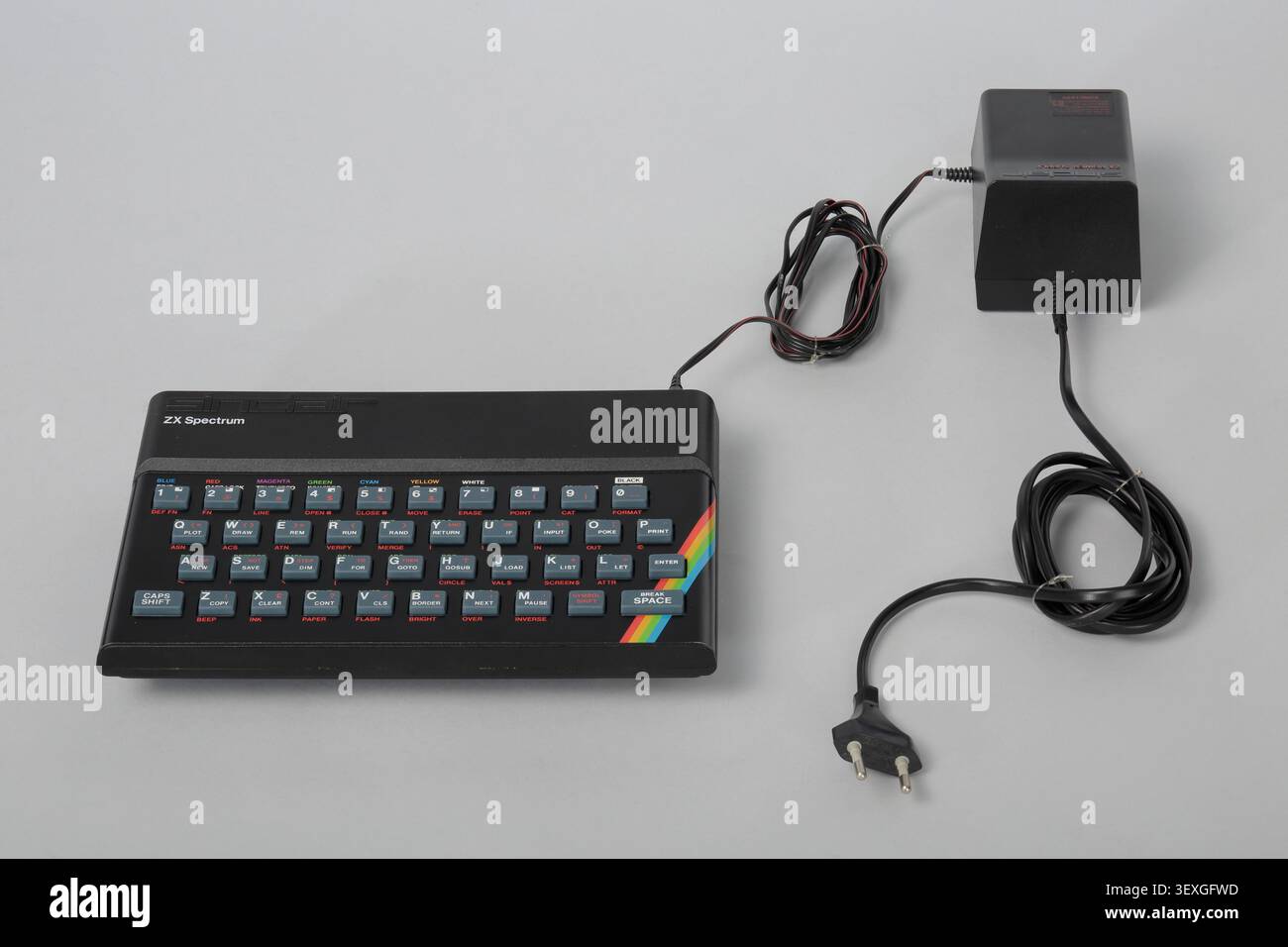 Le micro-ordinateur Sinclair ZX Spectrum, un ordinateur domestique conçu et fabriqué par Sinclair Research Ltd, avec le numéro de série 022-007502. Banque D'Images