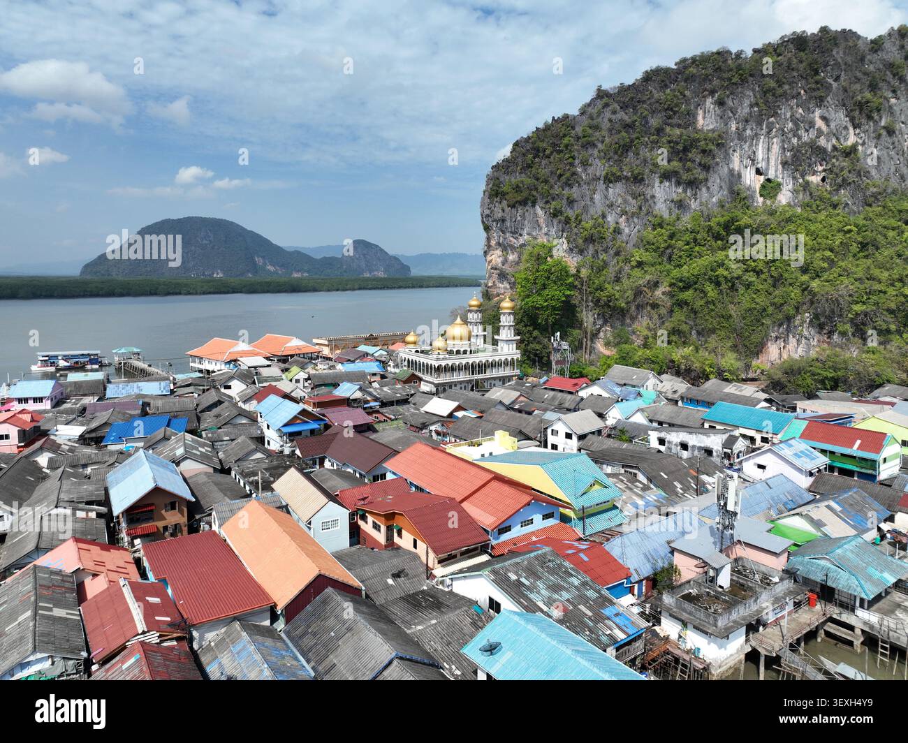 Vue aérienne du village flottant de Koh Panyi avec sa mosquée emblématique, ses toits colorés et ses falaises calcaires à Ko Panyi, Phang Nga, Thaïlande. Banque D'Images