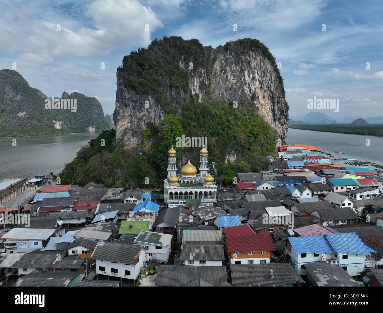 Vue aérienne du village flottant de Koh Panyi avec sa mosquée au dôme doré nichée contre une imposante formation karstique calcaire à Ko Panyi, Phang Banque D'Images