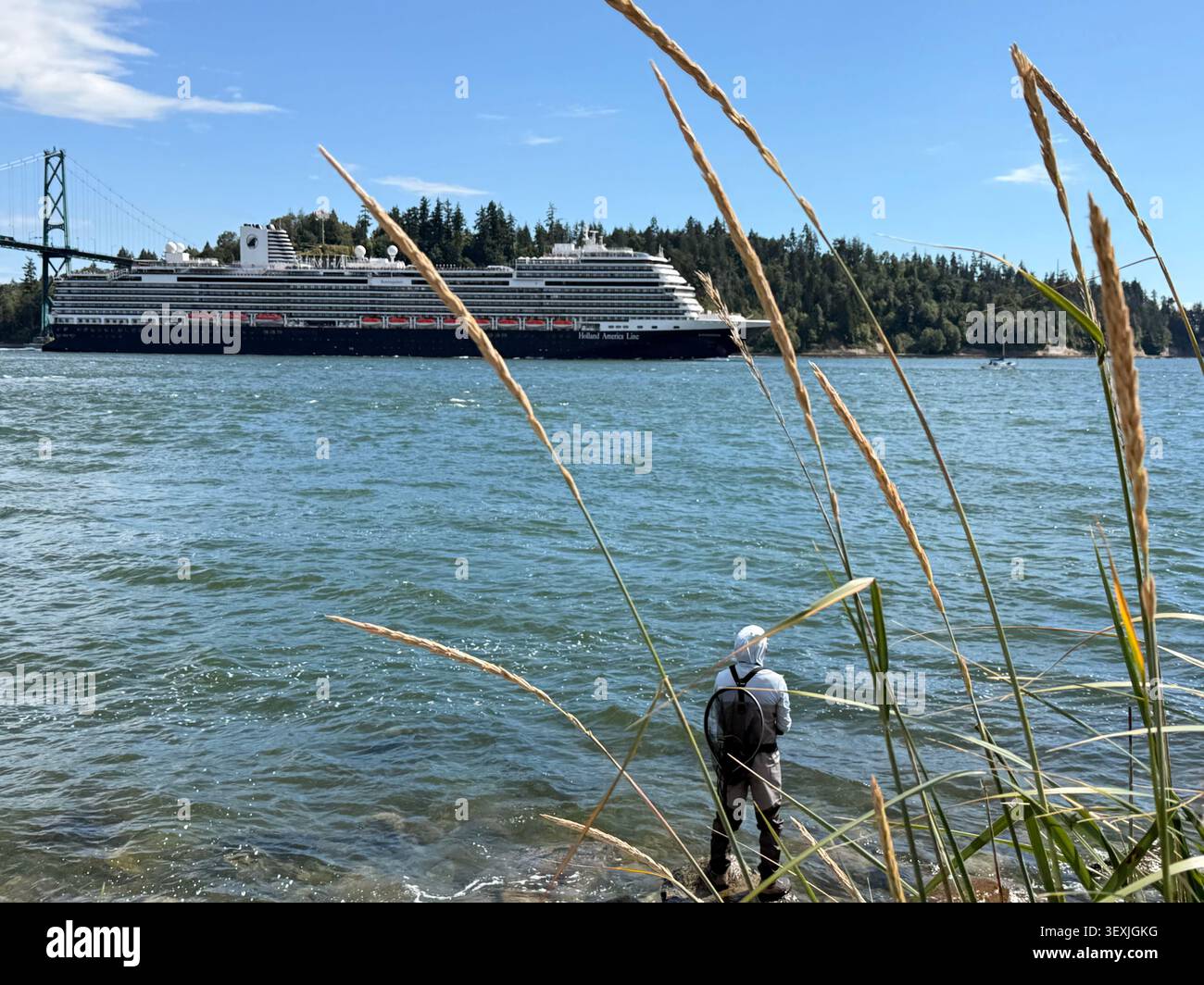 Le rivage de West Vancouver en tant que navire de croisière passe par Burrard Inlet par une journée ensoleillée d'été, Colombie-Britannique, Canada - Image de stock capturée avec un smartphone