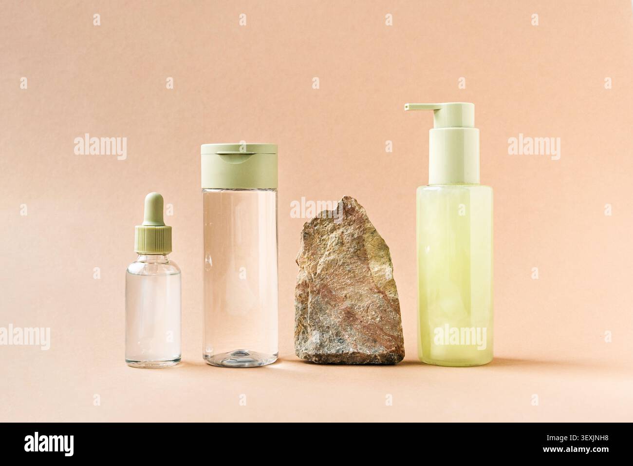 Bouteille compte-gouttes cosmétique de soin de la peau, lotion, toner placé sur fond de pierre rugueuse symbolisent la beauté naturelle. Soin spa bio, concept éco-beauté Banque D'Images