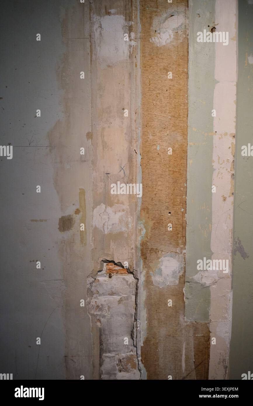 Affichage d'une section non restaurée de la caserne, pour montrer les couches de peinture, papier peint sur les murs. À Hyde Park Barracks à Sydney, Nouvelle-Galles du Sud, Australie. Banque D'Images