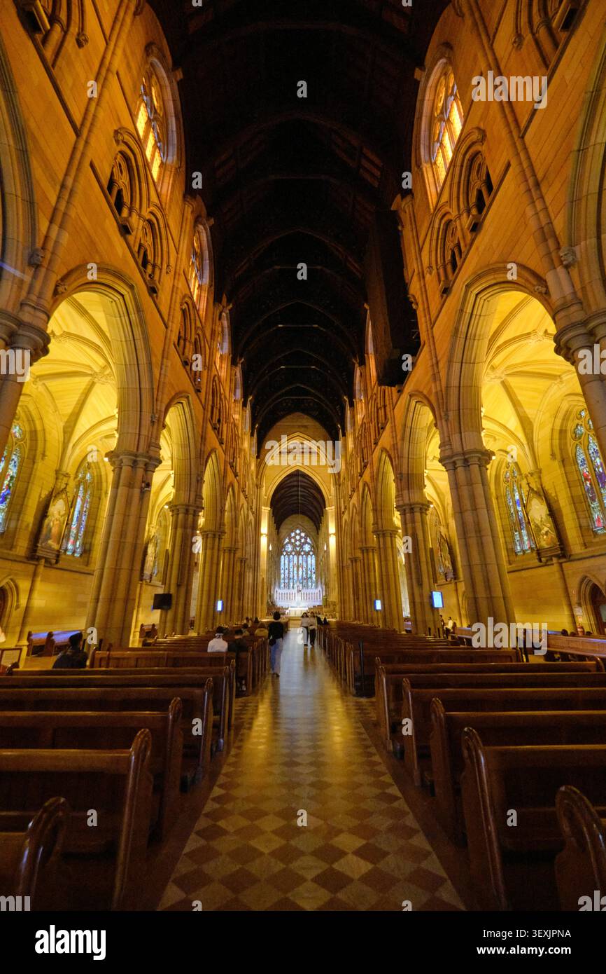 L'allée principale intérieure dorée, la nef, l'abside. À la cathédrale Sainte-Marie de Sydney, Nouvelle-Galles du Sud, Australie. Banque D'Images