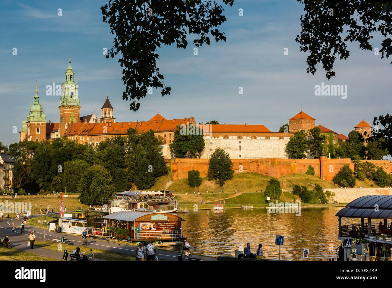 Péniches sur la Vistule, château et colline de Wawel, Cracovie, Pologne, europe de l'est Banque D'Images