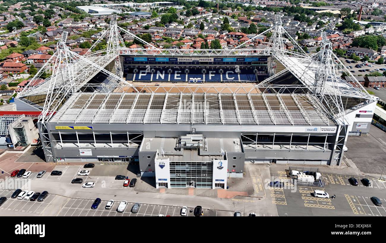Photographie aérienne par drone du Deepdale Stadium, stade du Preston North End Football Club, montrant les travaux de réaménagement du terrain pendant la saison de fermeture Banque D'Images