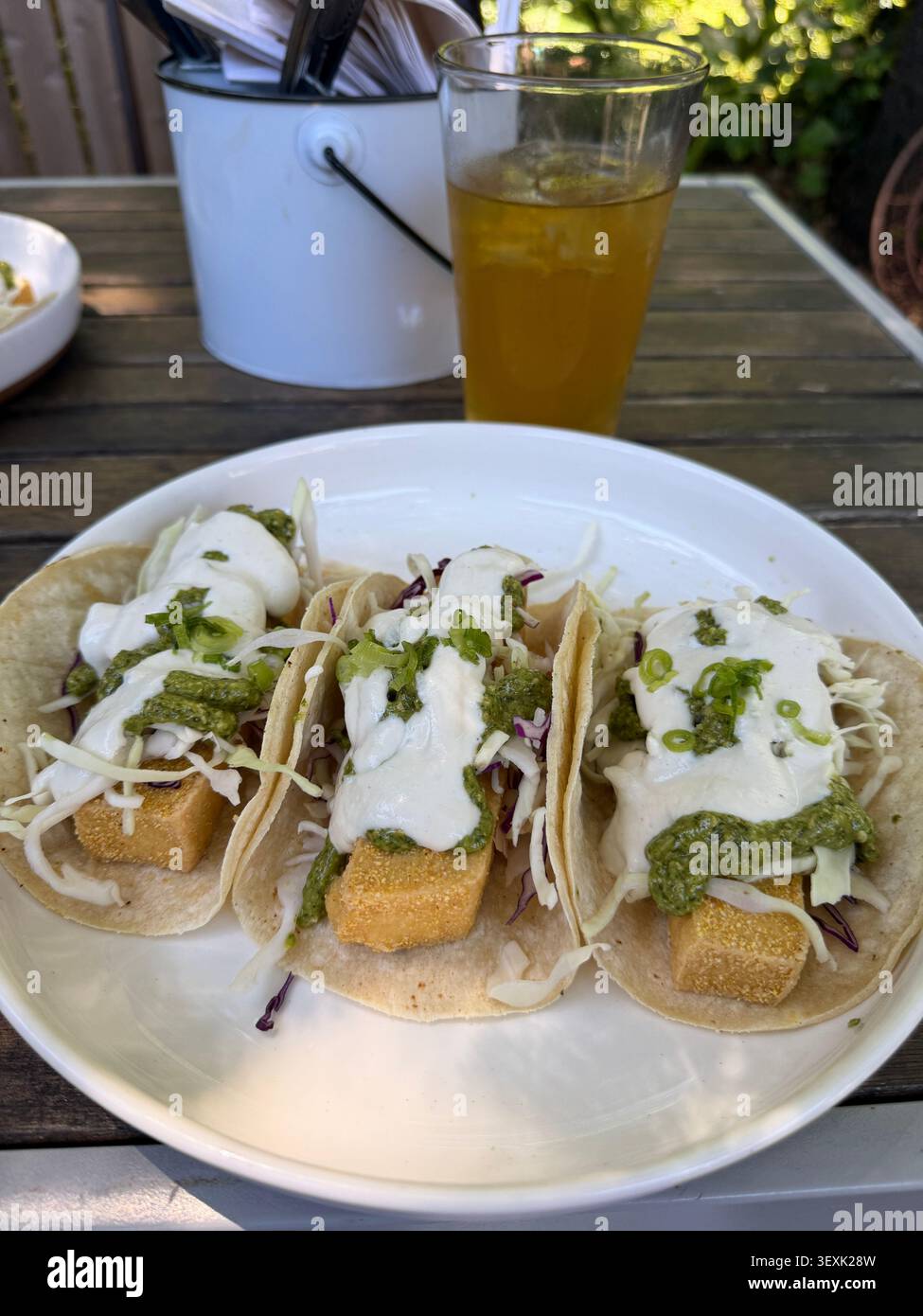 Tacos tofu végétaliens sur une assiette. Banque D'Images