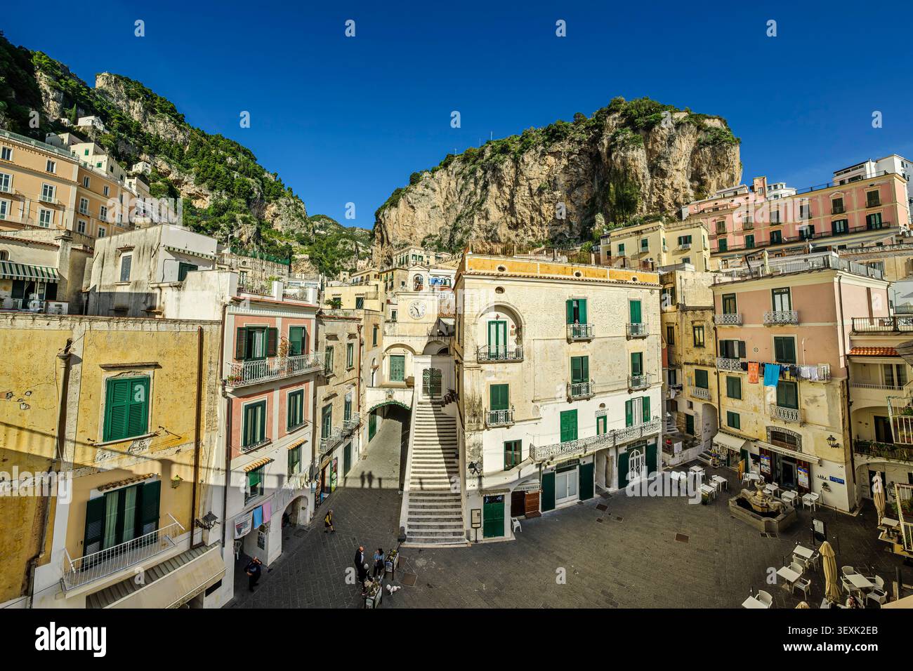 Vue sur la place du village d'Atrani, Atrani, Côte amalfitaine, Campanie, Italie Banque D'Images