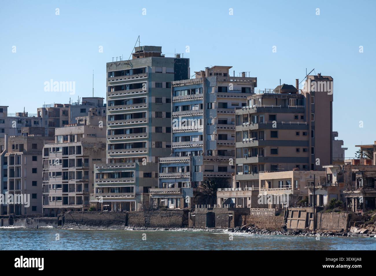 Bâtiments abandonnés sur le front de mer à Varosha, une ville fantôme dans la zone tampon des Nations Unies à Chypre. Banque D'Images