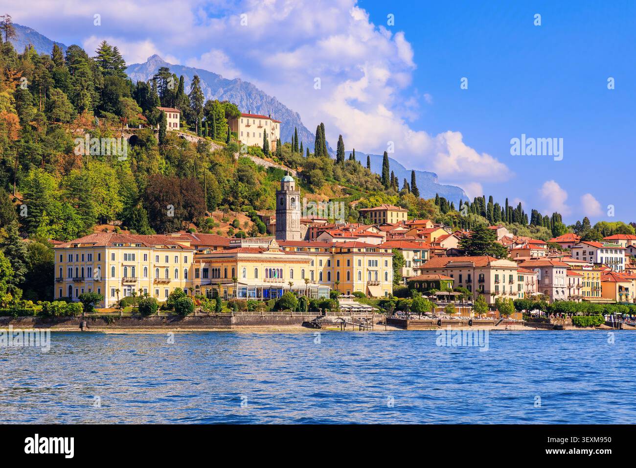 Lac de Côme. Ville de Bellagio. Village traditionnel italien au bord du lac. Italie, Europe. Banque D'Images