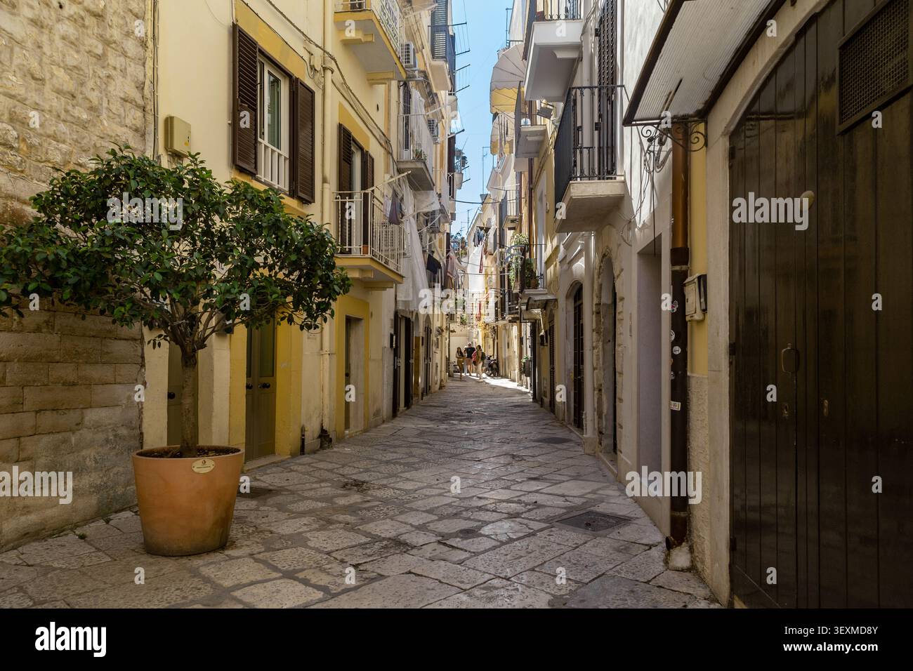 BARI, ITALIE - 30 MAI 2025 : C'est l'une des rues piétonnes étroites de la vieille ville. Banque D'Images