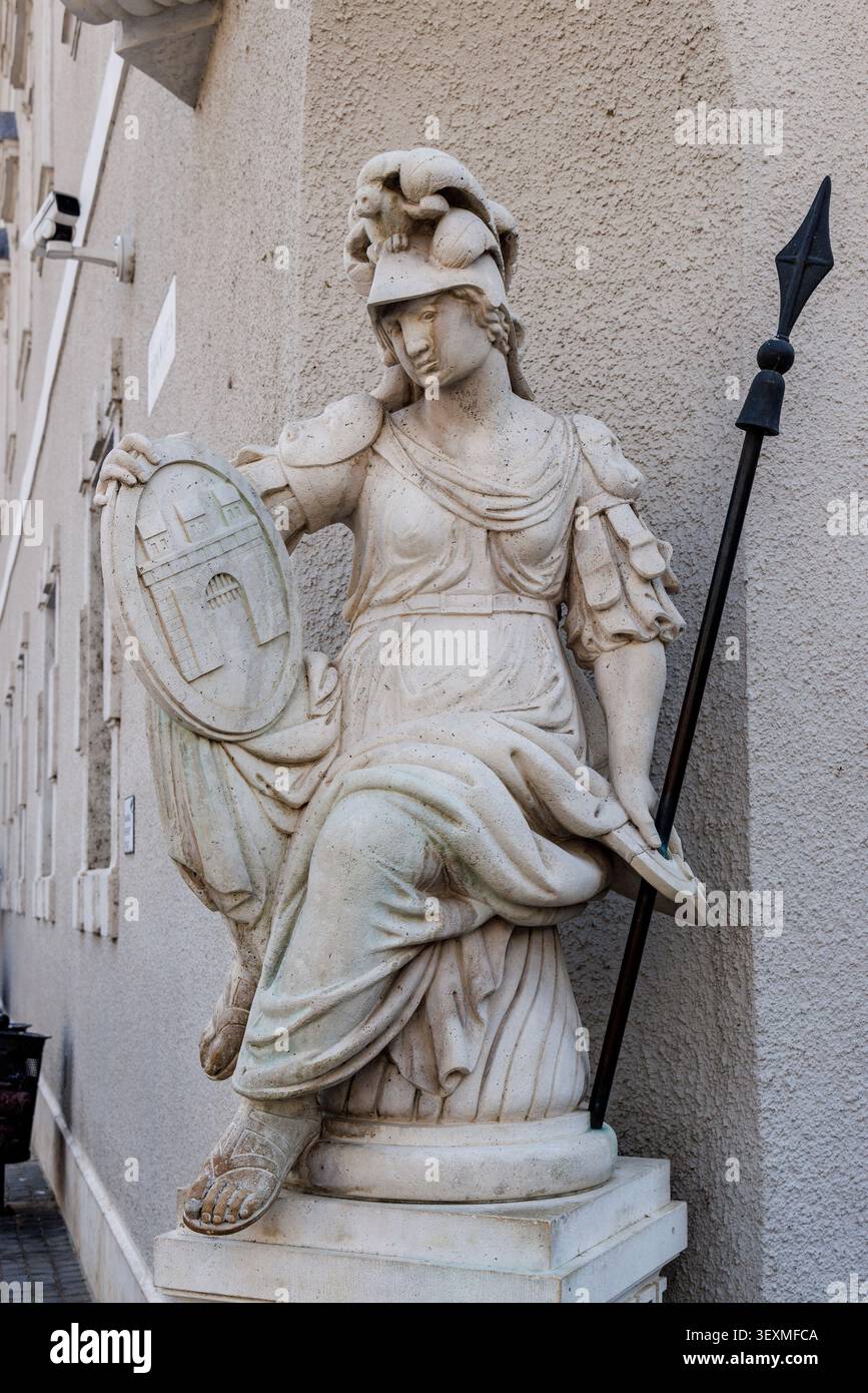 Statue de Pallas Athéna (la déesse grecque de la sagesse et des villes) sur le coin de l'ancien hôtel de ville, Budapest, Hongrie ; le bouclier est le coa officiel Banque D'Images