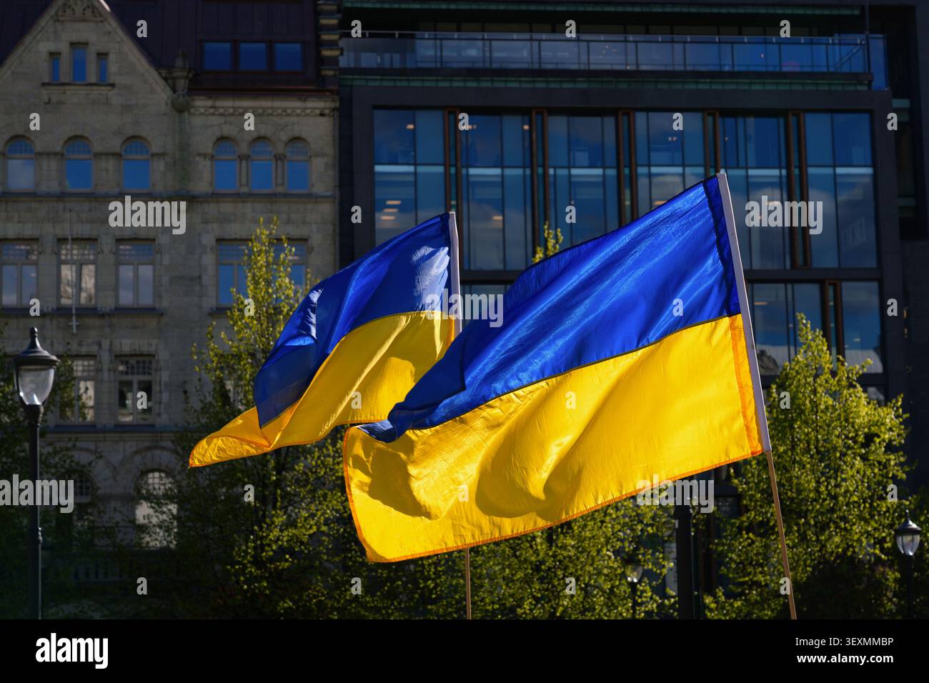 Drapeau de l'Ukraine. Drapeau national dans le vent dans une rue d'Oslo. Banque D'Images