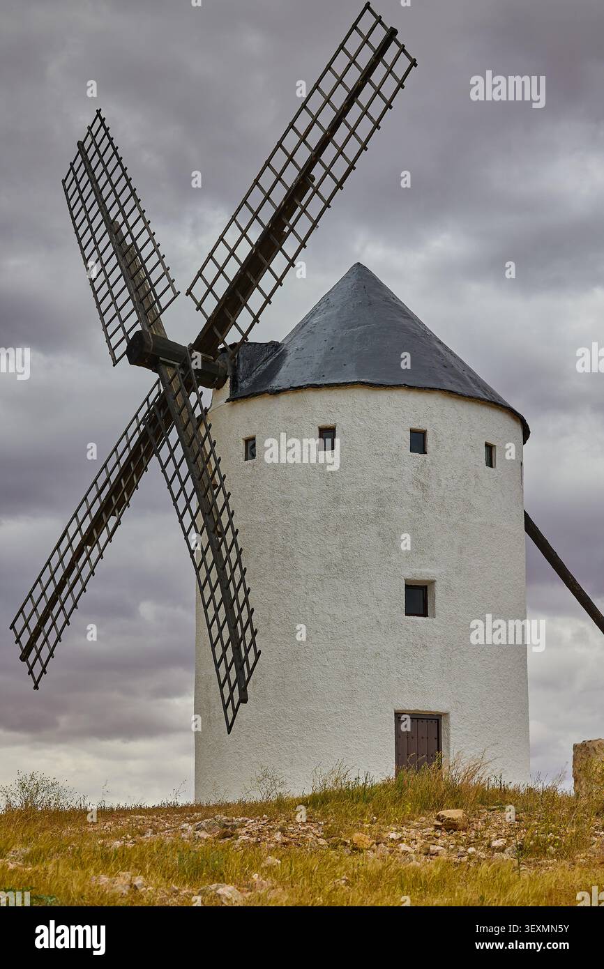Ancien moulin à vent en haut de la colline en Espagne. Terre des géants et Don Quichotte histoires. Banque D'Images