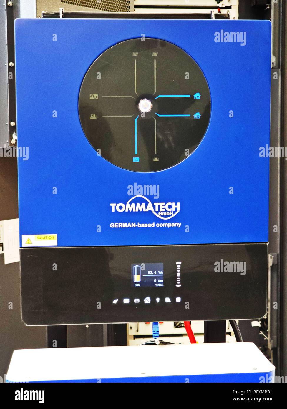 Ukraine, Kiev - 26 mai 2026 : cet onduleur solaire hybride TommaTech professionnel dispose d'un boîtier bleu élégant et d'une interface numérique pour la surveillance des chauves-souris Banque D'Images