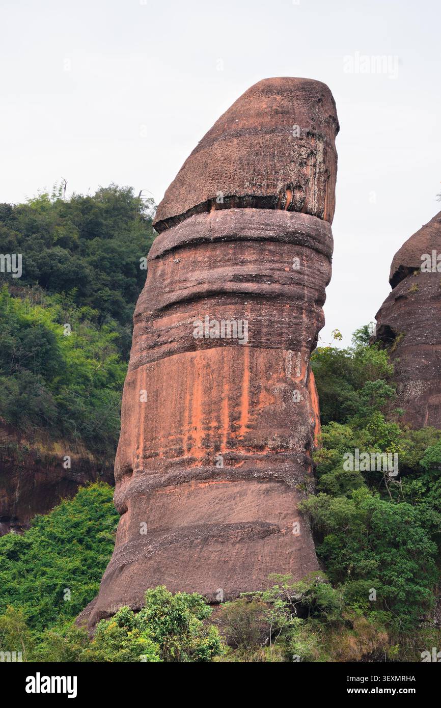 Formations rocheuses dans les montagnes Danxia (Danxiashan) dans le comté de Renhua à Shaoguan (province du Guangdong) en Chine. Yang Yuan Stone (Yangyuan) également connu sous le nom Banque D'Images