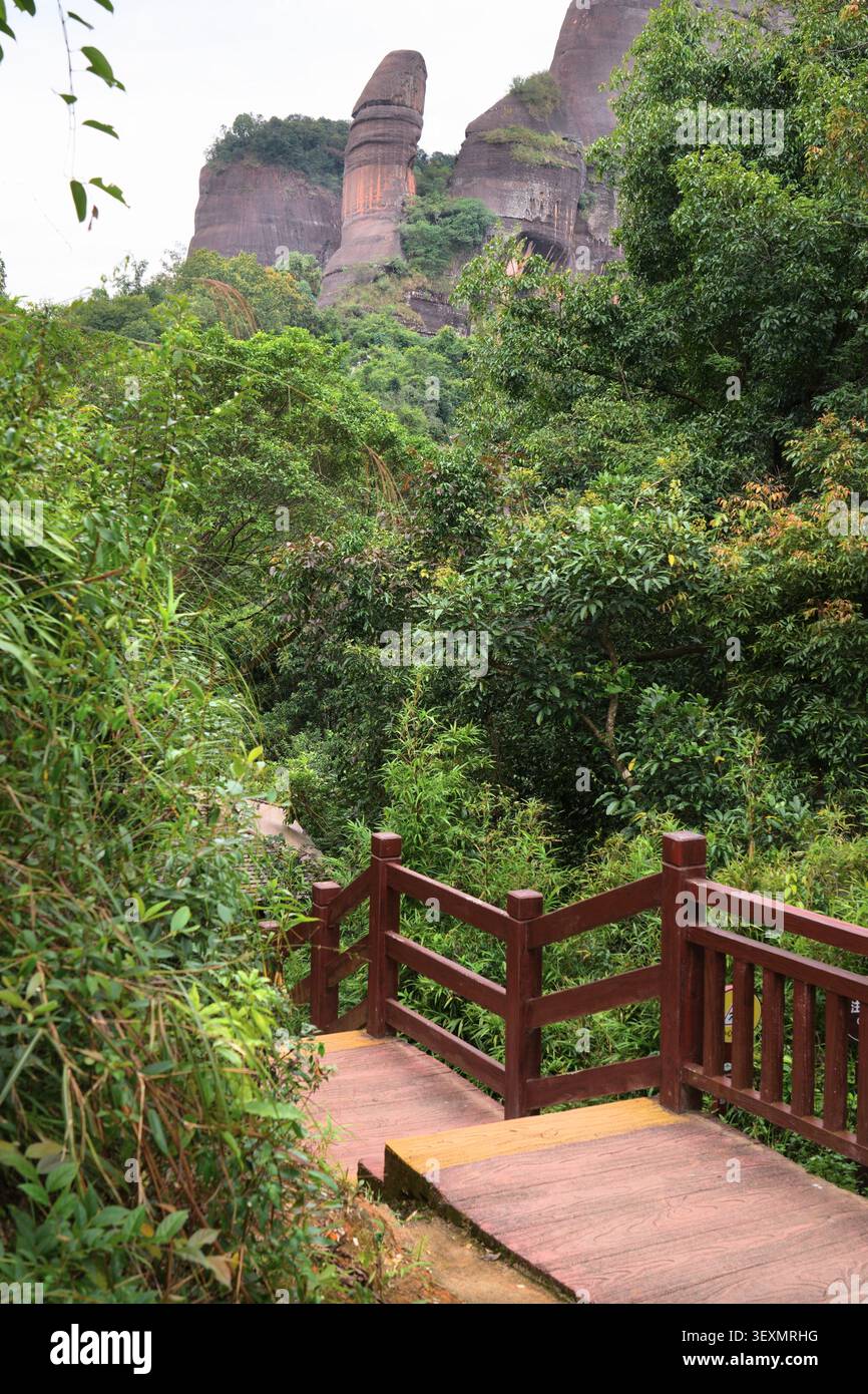 Sentier vers la pierre de Yang Yuan dans les montagnes de Danxia (Danxiashan) dans le comté de Renhua à Shaoguan (province du Guangdong), Chine. Banque D'Images