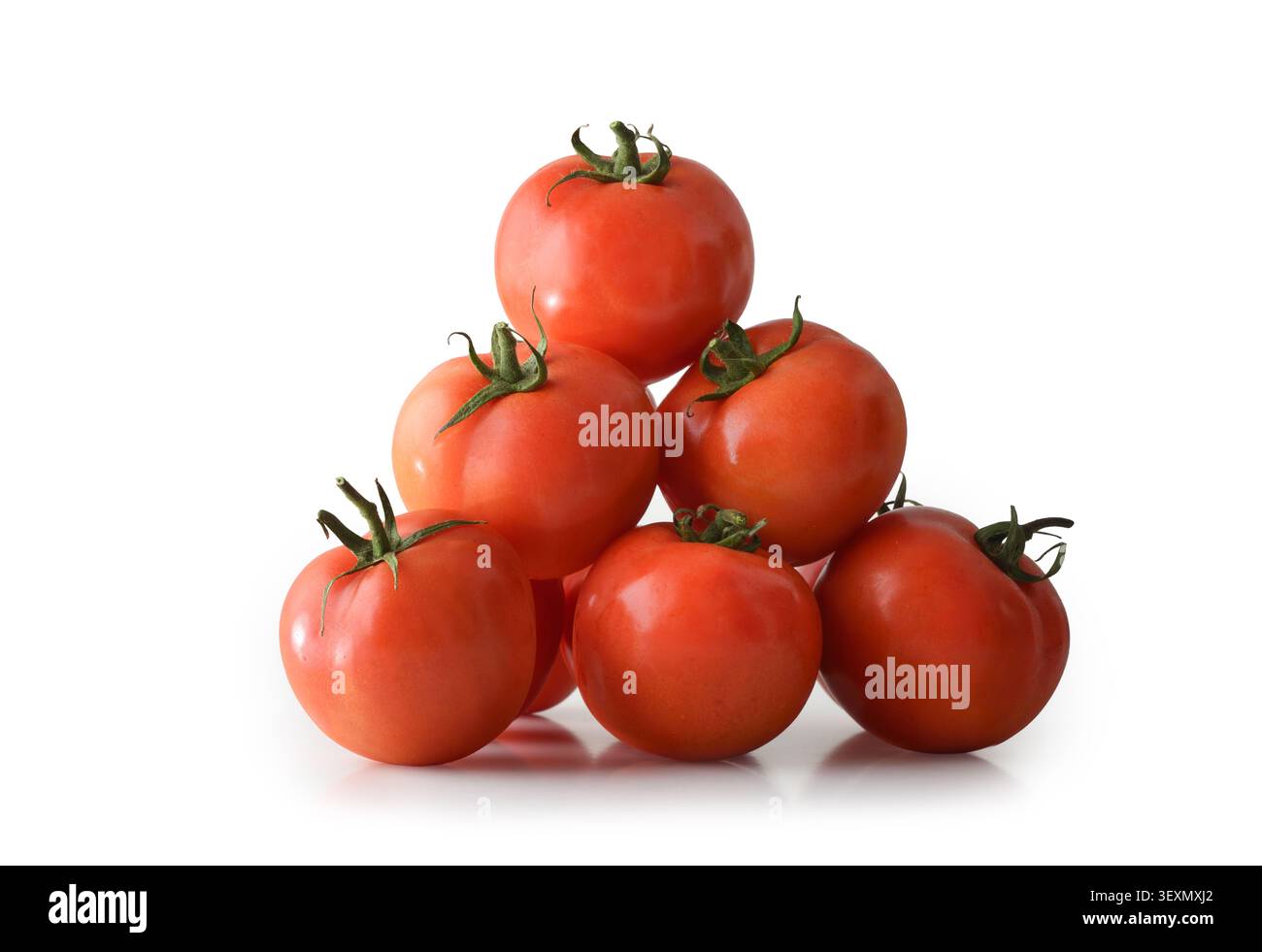 Tomates rouges fraîches mûres empilées dans une pyramide isolée sur un fond blanc. Composition de studio propre avec des légumes biologiques et un concept de nourriture saine Banque D'Images