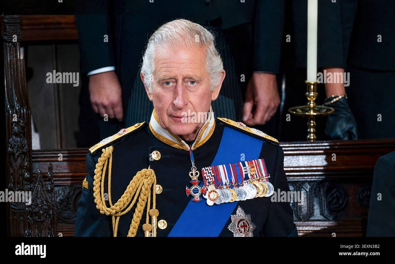 PORTRAIT FUNÉRAIRE DU ROI CHARLES III  Funérailles de la reine Elizabeth II à la chapelle Saint-Georges du château de Windsor. Un roi Charles III pensif, triste et réfléchi portant l'uniforme Royal Navy No 1 lors de la cérémonie funéraire intérieure de HM The Queen dans la chapelle royale à Windsor. UHD. 19 septembre 2022 Banque D'Images