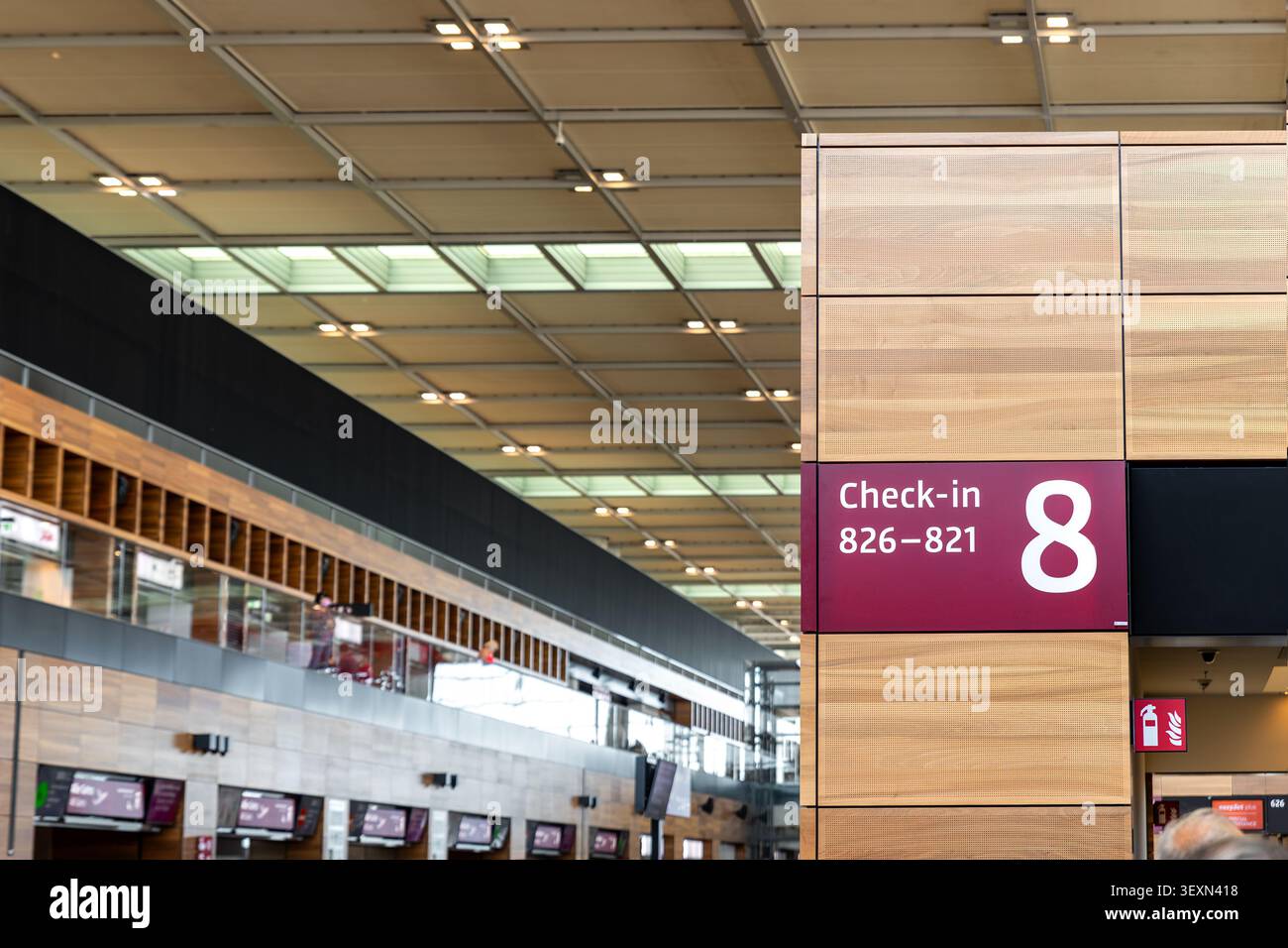 Berlin, Allemagne - 24 juillet 2022. Check in Area Berlin Brandenburg Airport BER afficher le marqueur de zone de comptoir intérieur du terminal moderne. Guidage aéroportuaire Banque D'Images