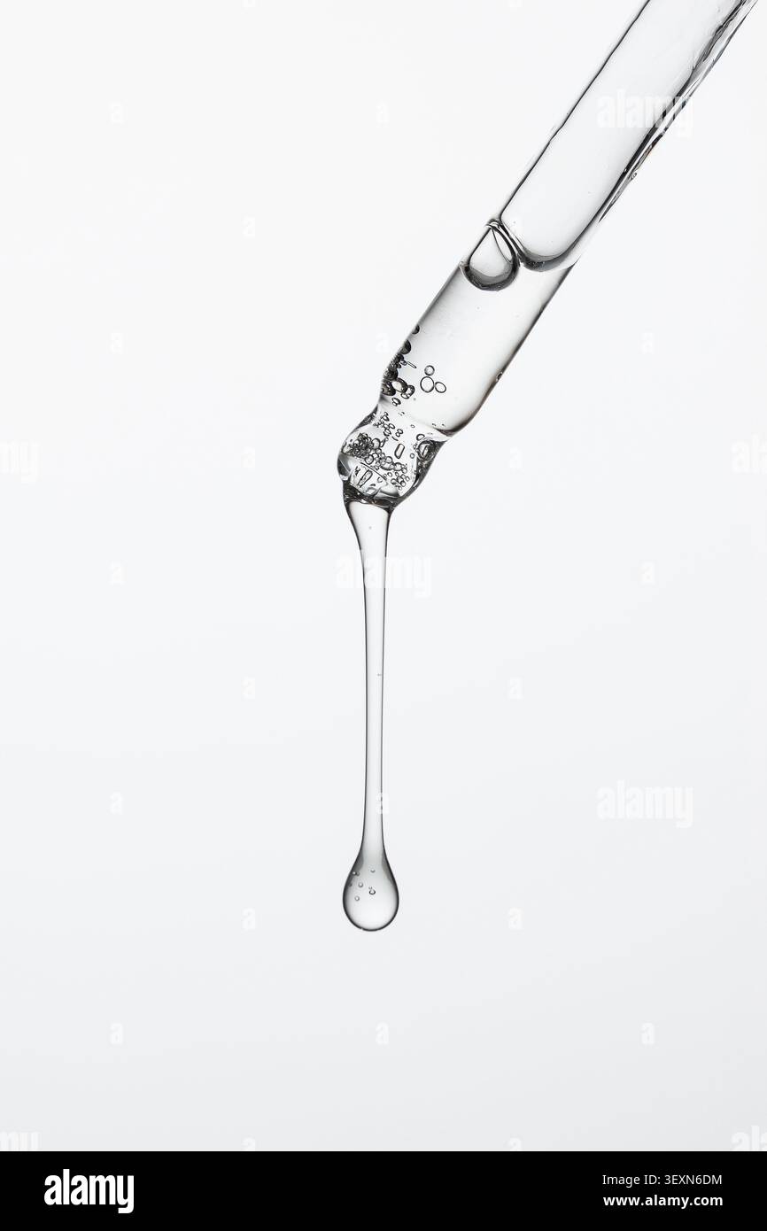 Compte-gouttes en verre minimal avec goutte claire Banque D'Images