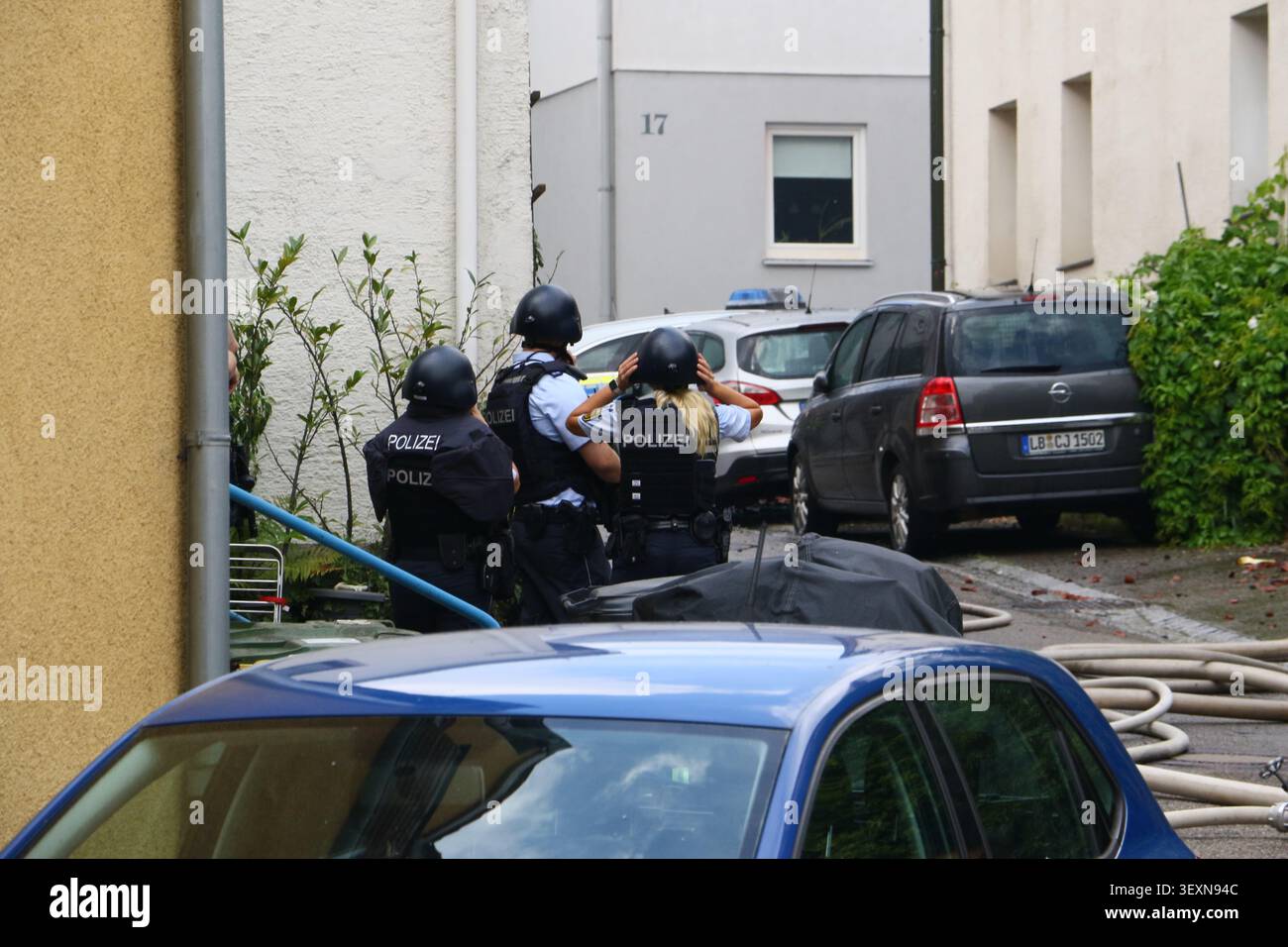 01 juillet 2026, Bade-Württemberg, Ingersheim : des policiers sont sur les lieux d'un incendie dans un immeuble résidentiel. La police l'a décrite comme une opération majeure impliquant à la fois les pompiers et la police, car les bâtiments environnants doivent également être évacués pour des raisons de sécurité. Photo : Karsten Schmalz/KS-images/dpa Banque D'Images