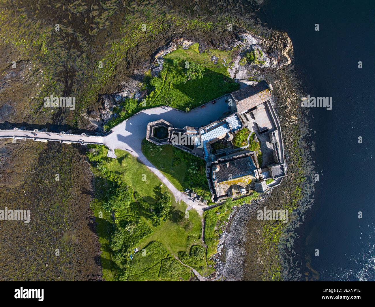 Vue aérienne du château d'Eilean Donan sur son île de marée à la rencontre du Loch Duich, du Loch long et du Loch Alsh dans les Highlands écossais. Banque D'Images