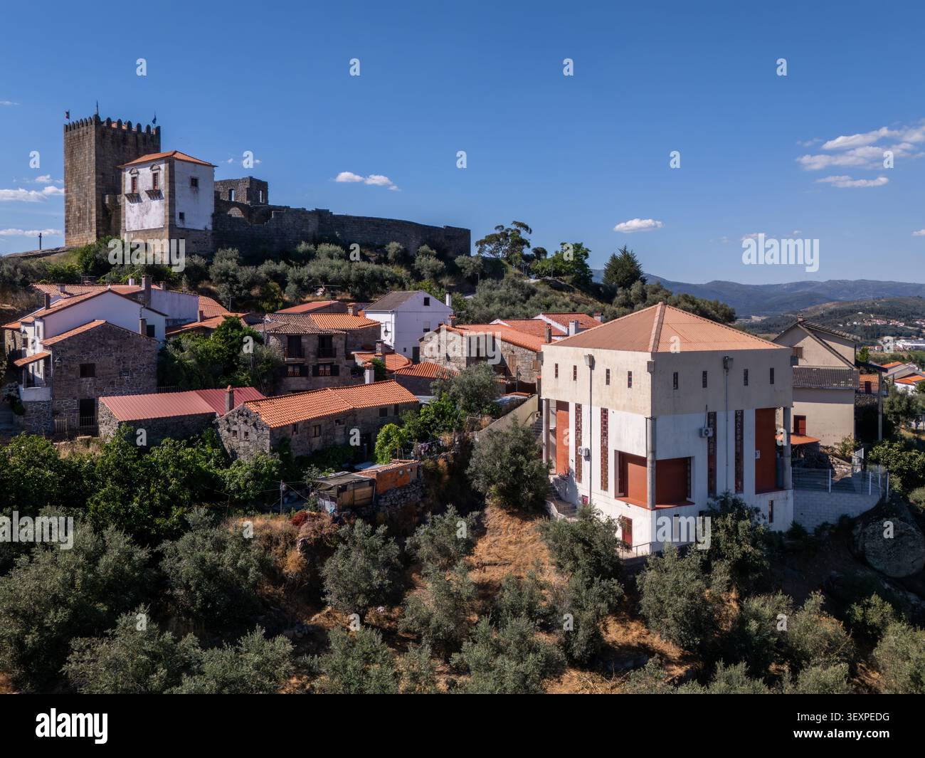 Vue aérienne de la synagogue Bet Eliahu à Belmonte, Portugal conçue par Neves Dias et inaugurée en 1995 Banque D'Images