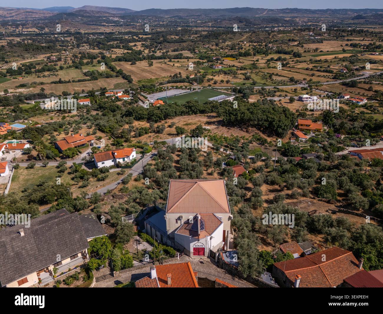 Vue aérienne de la synagogue Bet Eliahu à Belmonte, Portugal conçue par Neves Dias et inaugurée en 1995 Banque D'Images