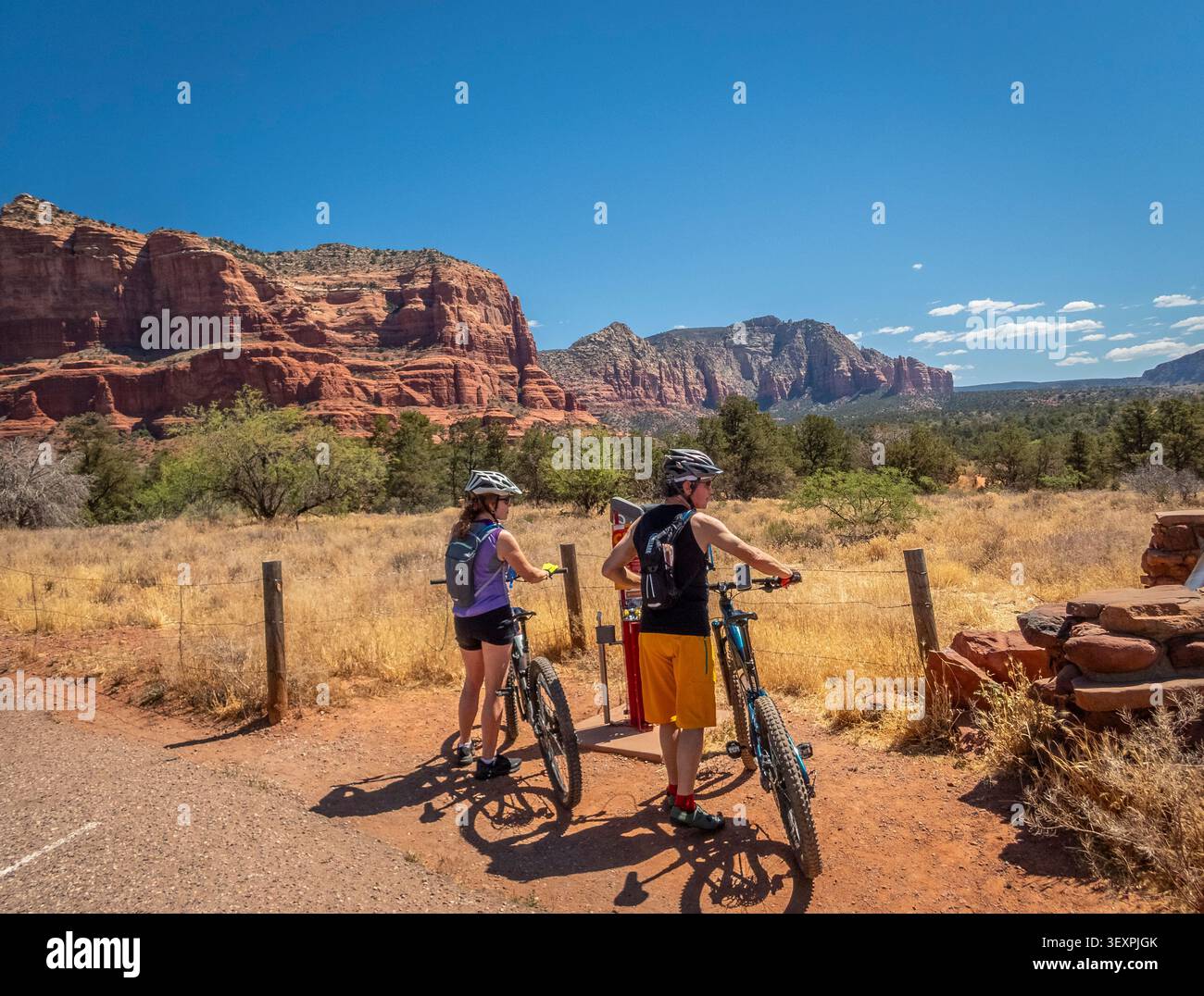 Couple avec des vélos dans l'une des zones de loisirs le long de la Red Rock Scenic Byway entre Oak Creek et Sedona en Arizona États-Unis Banque D'Images