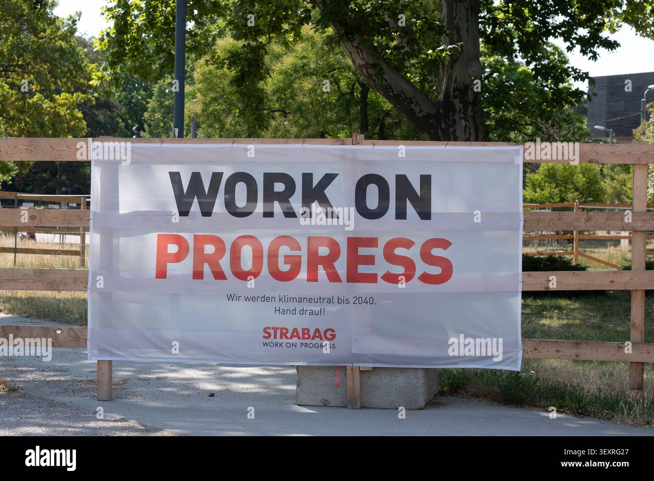 Une bannière publicitaire pour le groupe de construction Strabag sur une clôture en bois sur un chantier de construction à Vienne, Banque D'Images