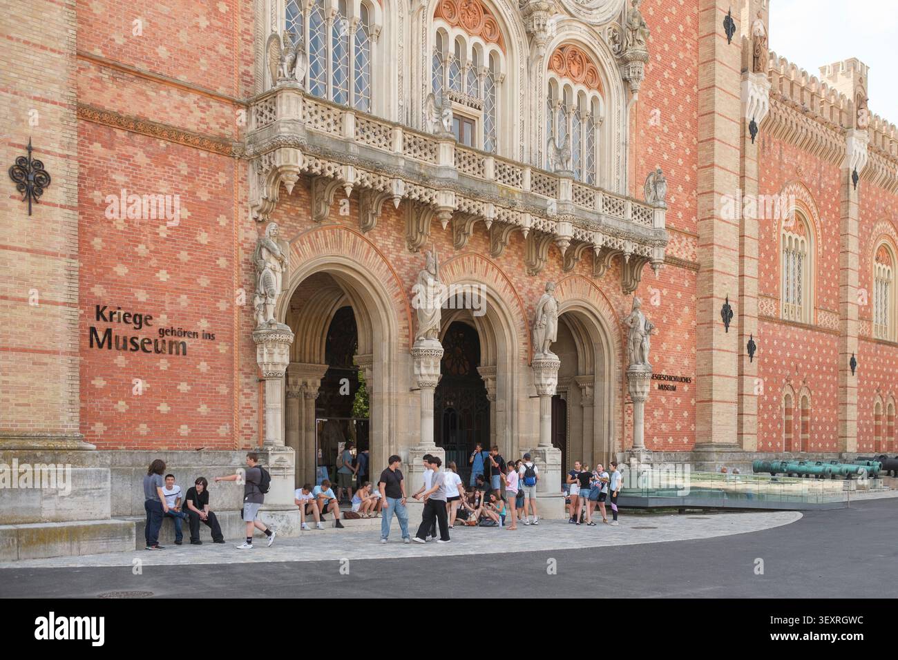 Eine SchŸlergruppe und Jugendliche versammeln sich vor dem prunkvollen Eingangsportal des Heeresgeschichtlichen Museums (HGM) im Wiener Arsenal. Un de Banque D'Images