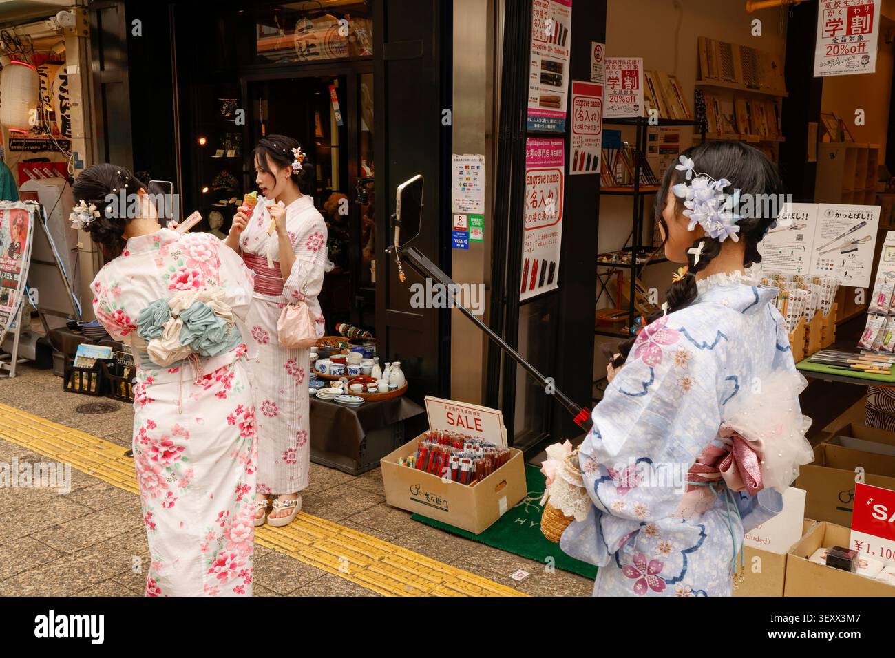 LES JAPONAIS AUTOUR DU TEMPLE SENSO-JI Banque D'Images
