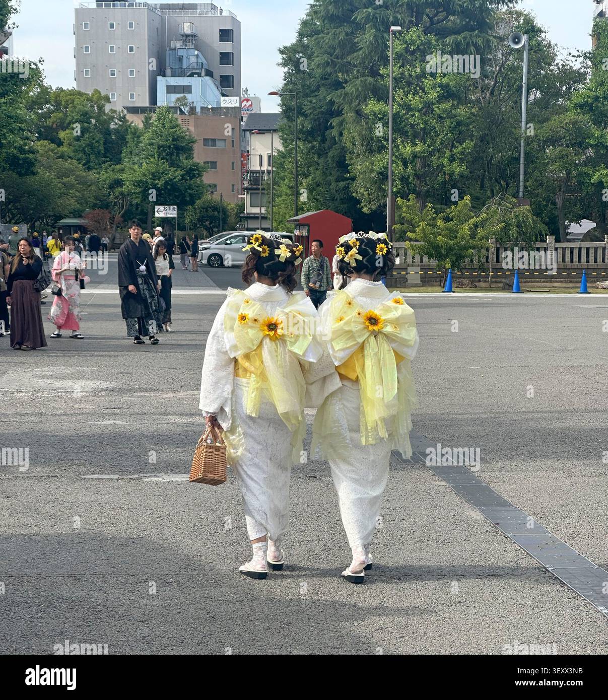 LES JAPONAIS AUTOUR DU TEMPLE SENSO-JI Banque D'Images