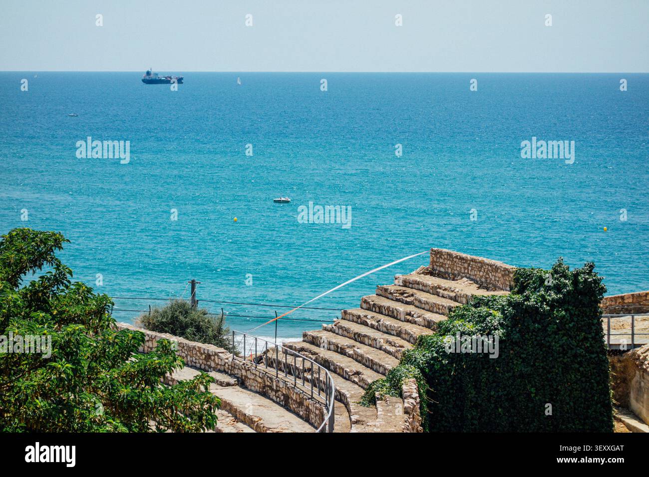 Ruines d'amphithéâtre romain avec vue sur la mer Méditerranée à Tarragone, Espagne Banque D'Images