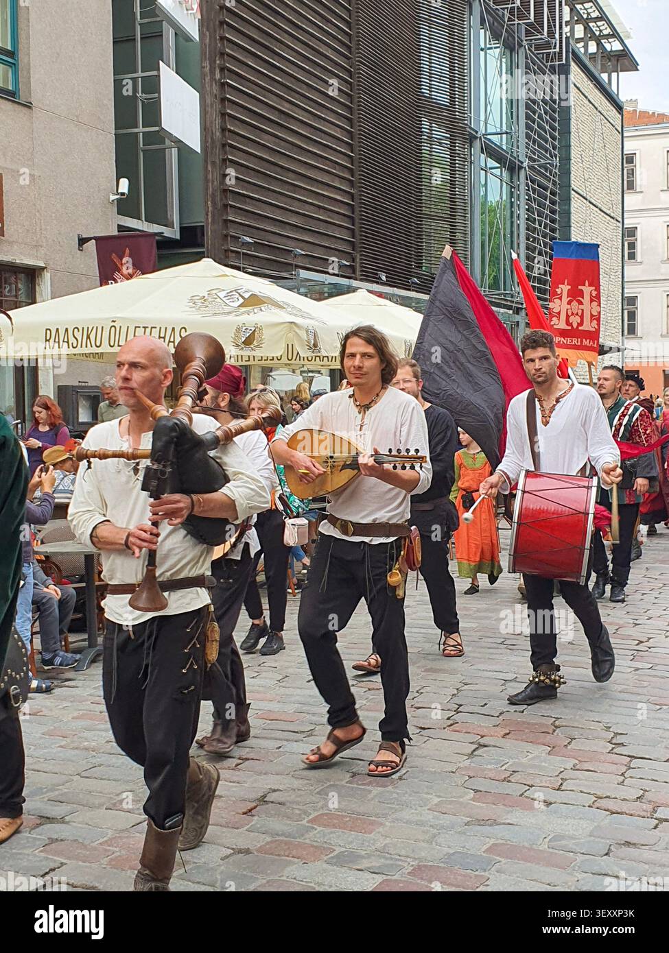Tallinn, Estonie - 7 juillet 2022 : des musiciens médiévaux jouent de la cornemuse, du luth et du tambour en marchant, jours médiévaux de Tallinn Banque D'Images