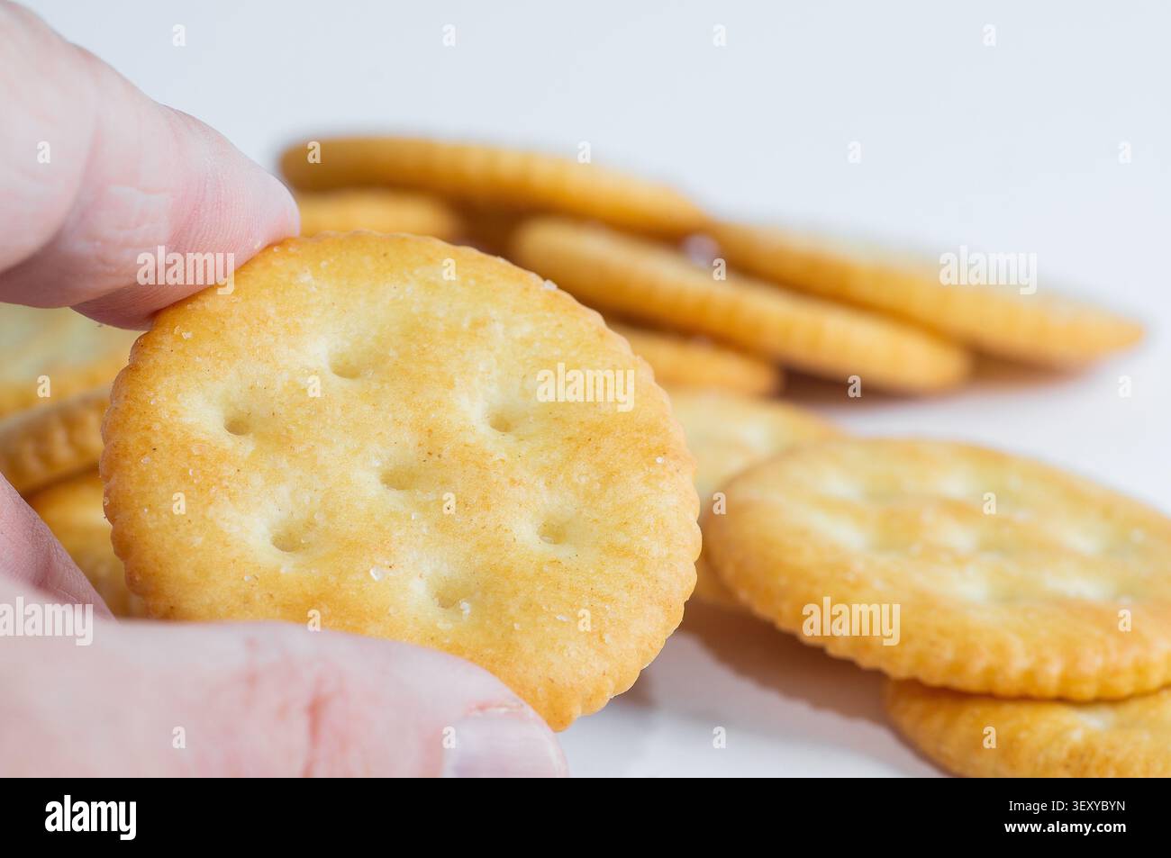 Crackers Ritz originaux à la main. Gros plan. Banque D'Images
