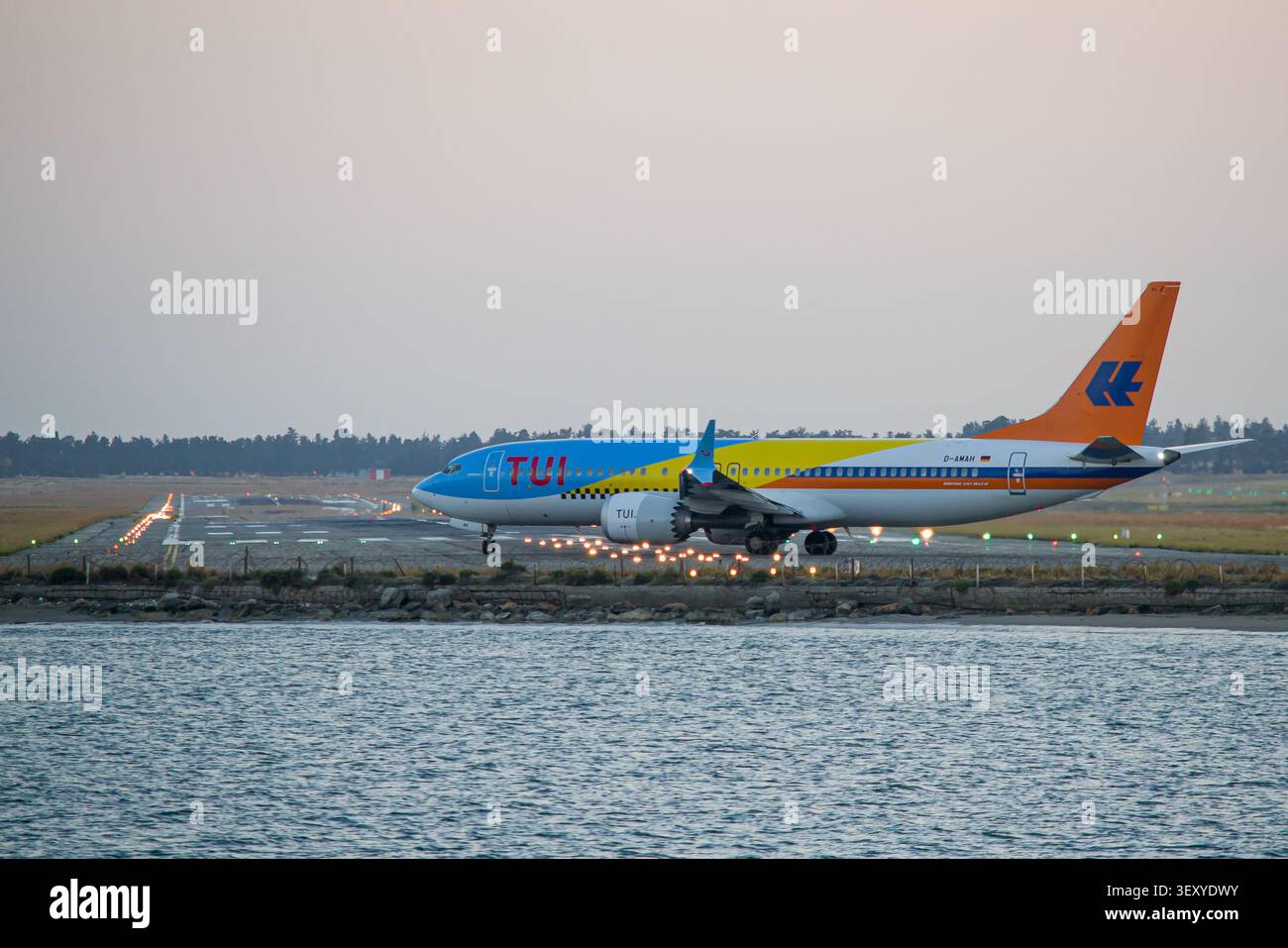 TUI fly Boeing 737 MAX 8 en livrée 50 ans Hapag Lloyd roulant pour le décollage depuis l'aéroport de Larnaca au crépuscule du soir. Photo de haute qualité Banque D'Images