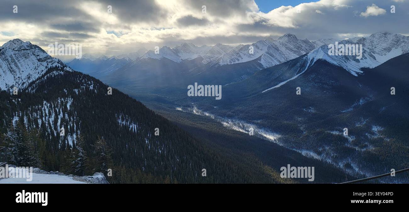 Paysage enneigé des montagnes Rocheuses vu du sommet tunnel Mountain près de Banff, Alberta, Canada, par une journée d'hiver claire. - Image de stock capturée avec un smartphone