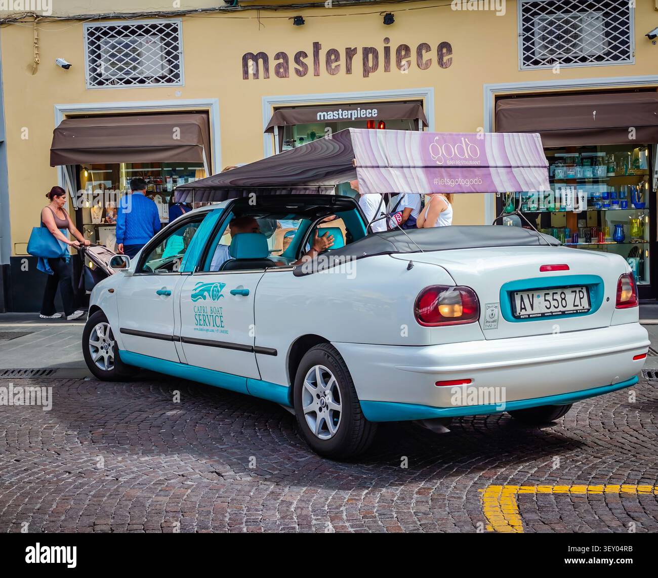 07 01 2026 - Capri, Italie. Capri taxi - différentes voitures de taxi convertibles populaires dans les rues de l'île, en Italie, véhicules emblématiques à toit ouvert et Méditerranée Banque D'Images