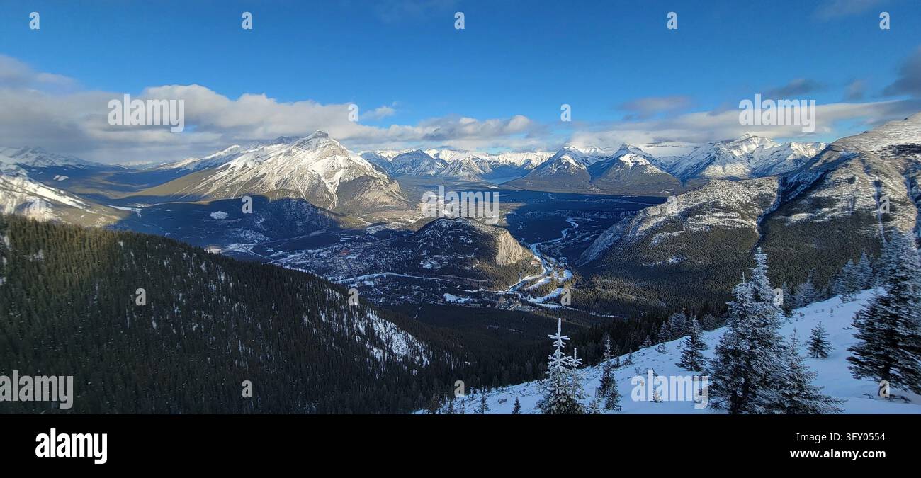 Paysage enneigé des montagnes Rocheuses vu du sommet tunnel Mountain près de Banff, Alberta, Canada, par une journée d'hiver claire. - Image de stock capturée avec un smartphone