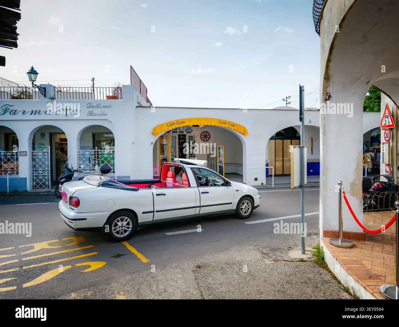 07 01 2026 - Capri, Italie. Capri taxi - différentes voitures de taxi convertibles populaires dans les rues de l'île, en Italie, véhicules emblématiques à toit ouvert et Méditerranée Banque D'Images