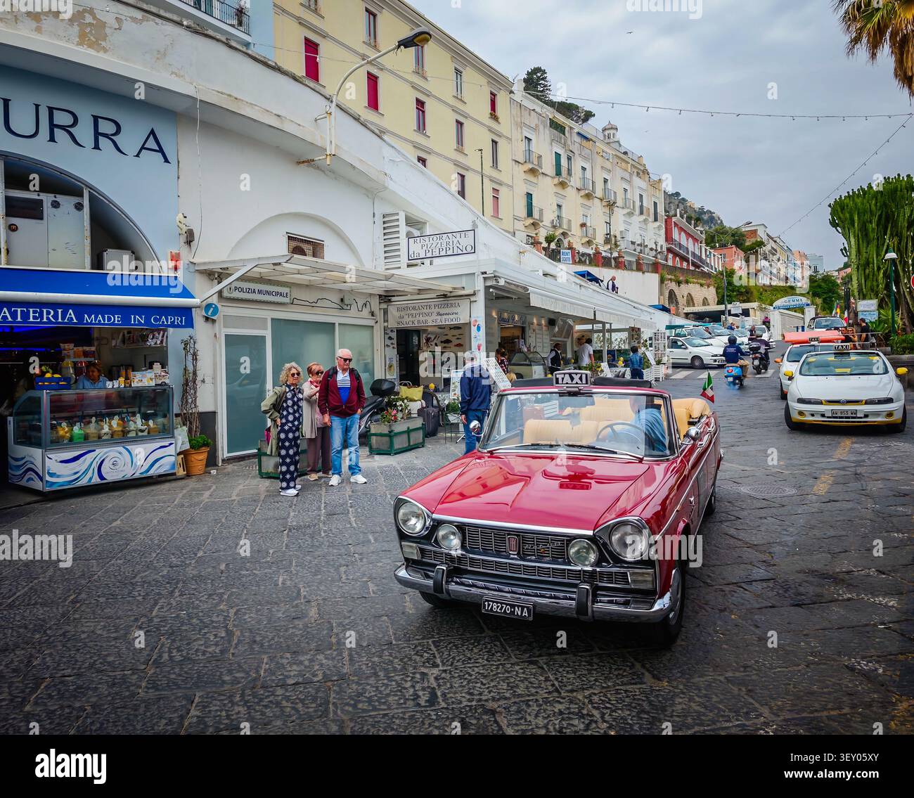 07 01 2026 - Capri, Italie. Capri taxi - différentes voitures de taxi convertibles populaires dans les rues de l'île, en Italie, véhicules emblématiques à toit ouvert et Méditerranée Banque D'Images
