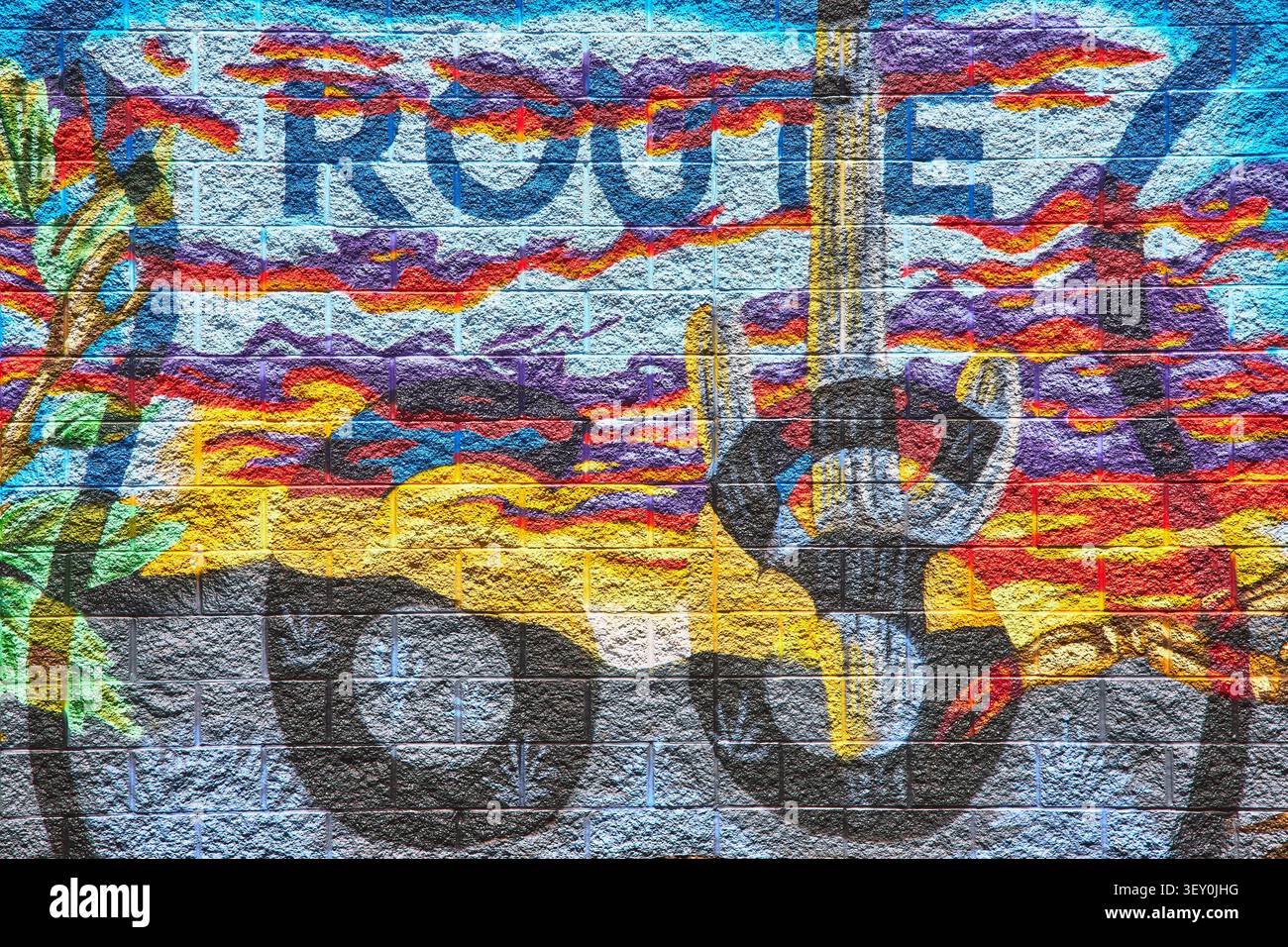 Mural coloré de la Route 66 avec un cactus Saguaro et un coucher de soleil dans le désert à Kingman, Arizona Banque D'Images