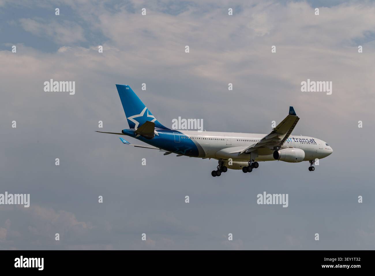 Air Transat, Airbus A330-343 en approche de l'aéroport international Montréal-Trudeau Banque D'Images