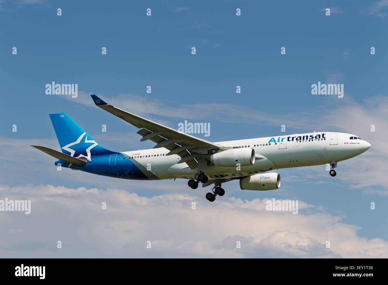 Air Transat, Airbus A330-343 en approche de l'aéroport international Montréal-Trudeau Banque D'Images