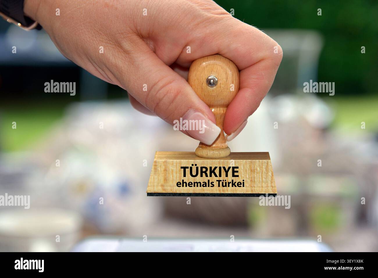 Hand mit Stempel, Frauenhand, Aufschrift : Türkiye, neuer nom für die Türkei McPKST *** main avec un timbre, main de femme, inscription Türkiye, nouveau nom Banque D'Images